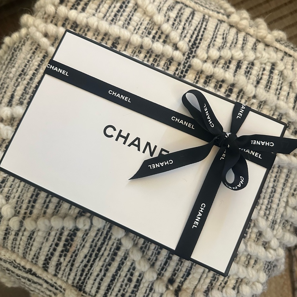 CHANEL Box and Ribbon - Picture 2 of 11
